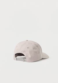 Világosszürke baseballsapka ívelt karimával, hátul állítható műanyag pánttal és texturált anyaggal, megerősített varrással.