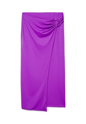 Jupe portefeuille violette avec un détail froncé maintenu par un anneau sur le côté droit, créant des plis doux et un léger chevauchement à l'avant.