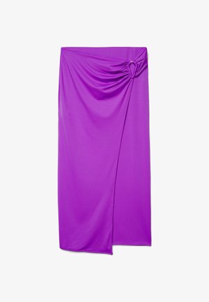 Jupe portefeuille violette avec un détail froncé maintenu par un anneau sur le côté droit, créant des plis doux et un léger chevauchement à l'avant.