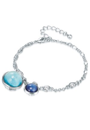 Silberarmband mit zwei ovalen Steinen: einem großen hellblauen und einem kleineren dunkelblauen, unterbrochen von klaren Kristallakzenten.