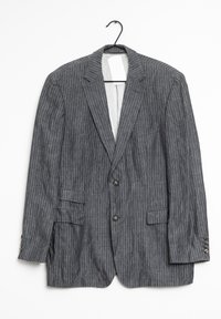 Šedý pruhovaný blazer s klopovým límcem, dvěma předními kapsami, dvěma knoflíky a detaily na manžetách, zavěšený na černém háčku.