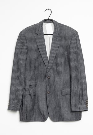 Szary blazer w prążki z klapami, dwoma przednimi kieszeniami, dwoma guzikami i detalami na mankietach, wiszący na czarnym haczyku.