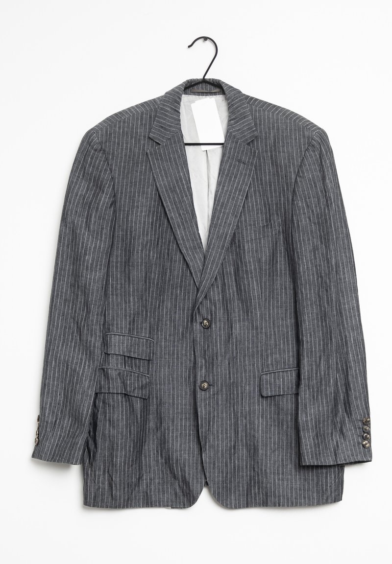Šedý pruhovaný blazer s klopovým límcem, dvěma předními kapsami, dvěma knoflíky a detaily na manžetách, zavěšený na černém háčku.