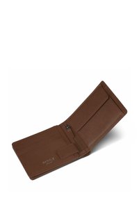 Billetera bifold de cuero marrón abierta mostrando ranuras para tarjetas, un bolsillo con cremallera para monedas y compartimentos para billetes sobre un fondo blanco.