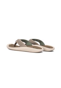 Tan en groene teenslippers met rubberen banden en een textuurvoetbed. Kenmerkt geperforeerde accenten op de banden en een gegroefde buitenzool.