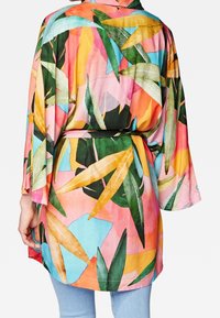 Kimono multicolore con un vivace motivo a foglie nei toni del verde, rosa, arancione e blu. Realizzato in tessuto leggero, con maniche ampie e vita regolabile con lacci.