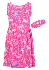 Różowa sukienka bez rękawów wykonana z miękkiego materiału, zdobiona wzorem z jednorożcami i tęczą. Zestaw uzupełnia dopasowana opaska na głowę z tym samym motywem.