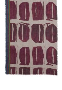 Lniana chusta z dużymi, fioletowymi, abstrakcyjnymi kształtami na kremowym tle, z wielokolorowym paskowanym brzegiem i postrzępionymi krawędziami.