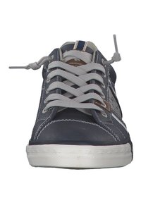 Baskets bleu marine avec lacets gris, en cuir, semelle blanche et coutures accentuées. Présente un détail de logo sur le côté et des rayures de couleur contrastée.