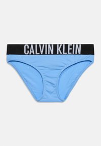 Ανοιχτό μπλε εσώρουχα Calvin Klein με μαύρη ζώνη μέσης που φέρει έντονο λευκό κείμενο "CALVIN KLEIN" στο μπροστινό μέρος.