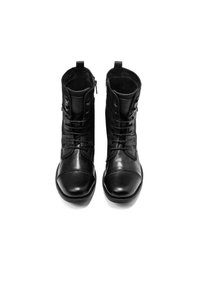 Botas de cuero negras hasta el tobillo con punta redonda, cordones en la parte frontal, cierre de cremallera lateral y un sutil grabado en la parte superior.