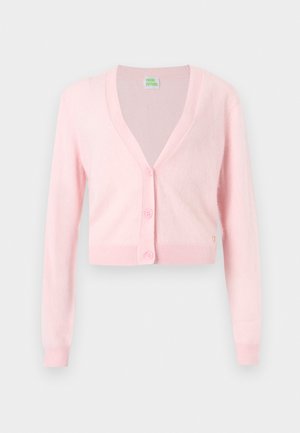 Svijetloružičasti skraćeni kardigan s dugim rukavima, V-izrezom i tri gumba u istoj boji niz prednju stranu na jednobijeloj pozadini.