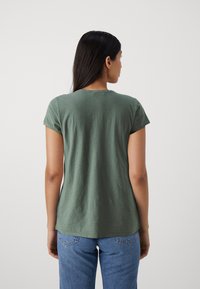 DRYKORN AVIVI - Tricou basic - green