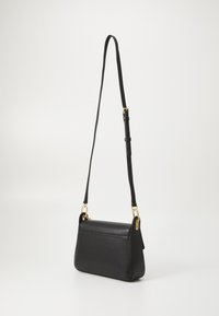 Borsa a spalla nera in pelle con forma strutturata, tracolla regolabile e dettagli in metallo dorato. Texture liscia e design minimalista.