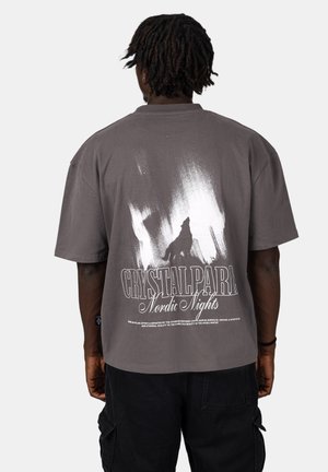 Graues Übergrößen-T-Shirt mit einem weißen Grafikdruck eines Wolfs-Silhouettes und dem Text "CRYSTALPARK Nordic Nights" auf der Rückseite, kurze Ärmel.