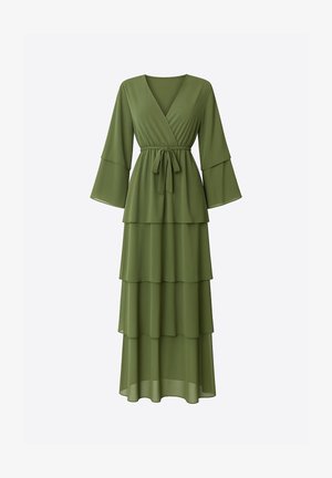 Robe maxi verte olive à plusieurs niveaux avec des manches longues évasées et un col en cache-cœur. Le tissu semble léger et comporte une ceinture à nouer à la taille pour un ajustement.