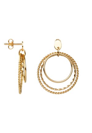 Boucles d’oreilles créoles en or avec trois cercles concentriques texturés, un lisse, un torsadé en corde et un facetté, attachés à un petit clou ovale.