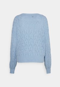 Helles blaues Strickpullover mit einem strukturierten Muster, das Rautenmuster zeigt. Gerippte Bündchen und Saum. Lange Ärmel und runder Halsausschnitt.