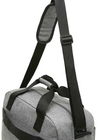 Grauem Stoff-Dufflebag mit schwarzen Trägern, ausgestattet mit einem gepolsterten Schulterpolster, oberen Griffen und einem Reißverschluss.