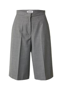 Grijze, op de taille hoge, op maat gemaakte knielange shorts met plooien aan de voorkant en een verborgen knoopsluiting.