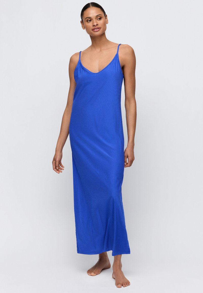 Niebieska maksi sukienka prążkowana z cienkimi ramiączkami i dekoltem w szpic, o płynnym kształcie sięgającym do kostek. Gładka faktura, minimalistyczny design.