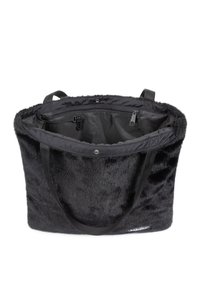 Borsa tote in pelliccia sintetica nera con una texture morbida, dotata di un compartimento con zip all'interno e manici in tessuto resistenti. Design aperto in alto.