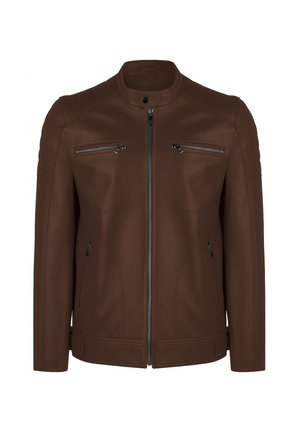 Chaqueta de cuero marrón con cuello alto, cremalleras en la parte delantera, dos bolsillos en el pecho y una textura suave. Presenta detalles de costura mínimos.