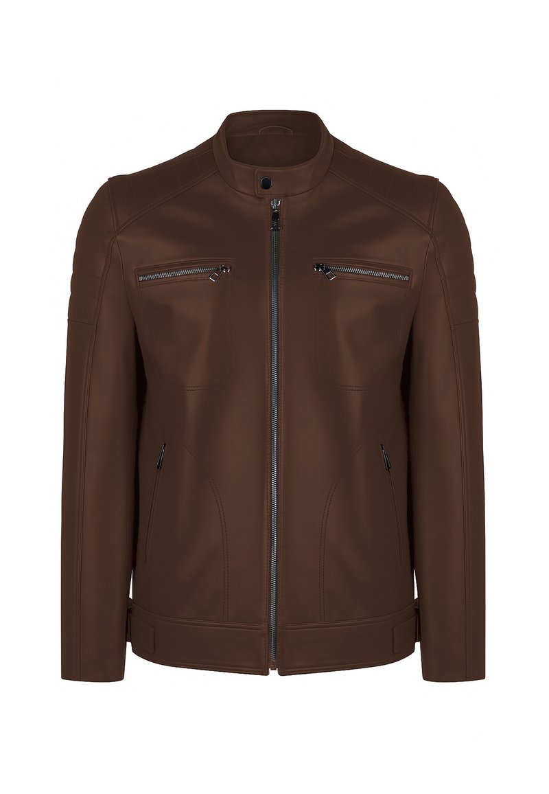 Braune Lederjacke mit hohem Kragen, vorderem Reißverschluss, zwei Brusttaschen und glatter Textur. Verfügt über minimale Nähdetails.