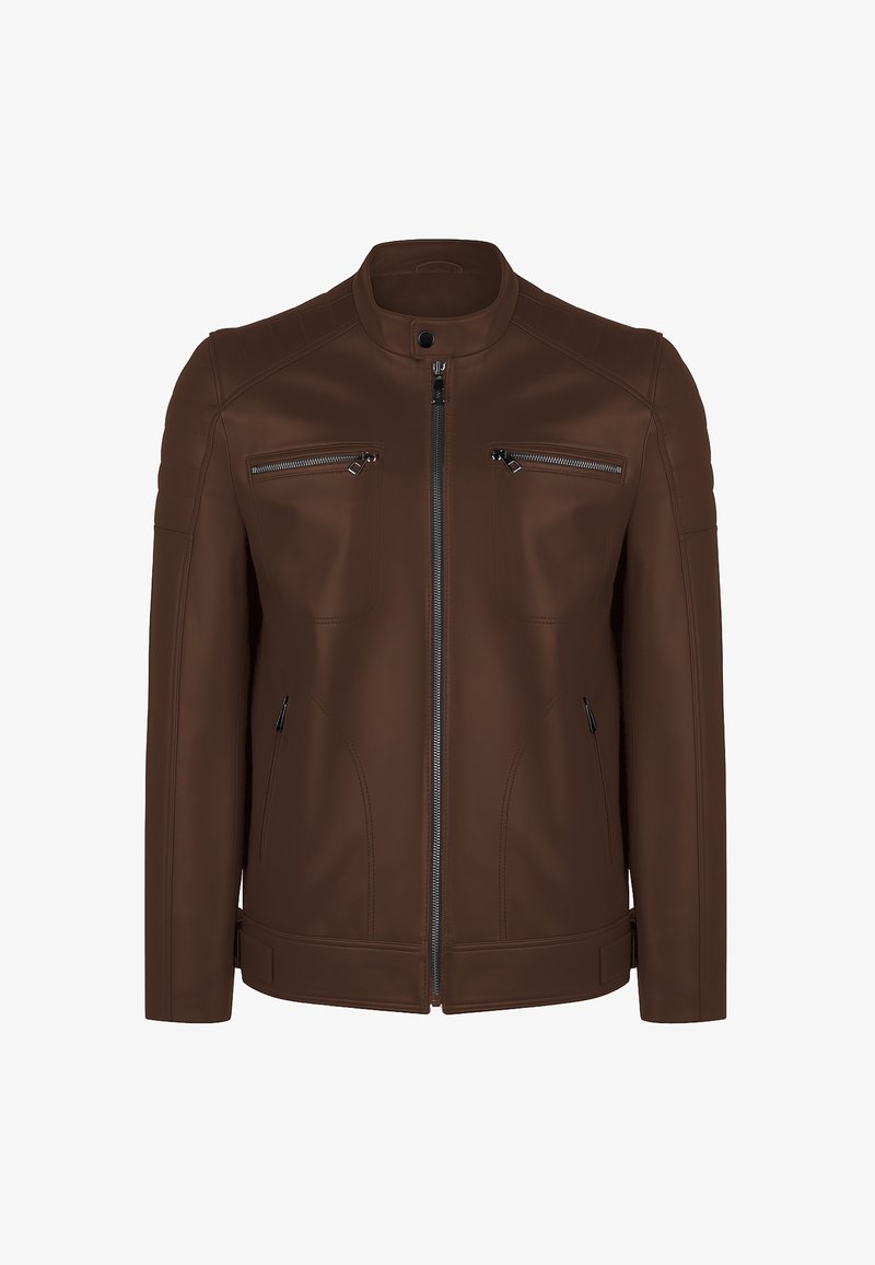 Bruine leren jas met een hoge kraag, voorrits, twee borstzakken en een gladde textuur. Bevat minimale stikseldetails.