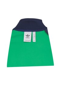 Zelena i mornarska Adidas majica s rebrastim ovratnikom, vidljivim oznakama, izrađena od glatkog materijala, s jednobojnim dizajnom.