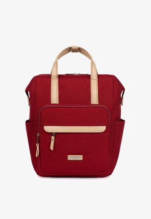 Rode rugzak in vierkante vorm met beige handvatten, voorvak met rits, zijvakken en een klein merketiket onderaan in het midden.