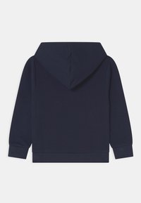Navyblauwe hoodie met lange mouwen, zachte stoftextuur, afgewerkte manchetten en zoom; geen zichtbare logo's of ontwerp patronen.