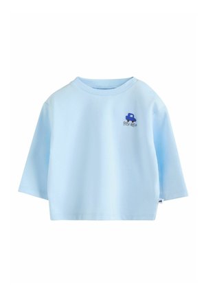 Lyseblå T-shirt med korte ærmer, lavet af blød bomuld. Har et lille broderet bilmotiv og teksten "BEEP BEEP" på fronten.