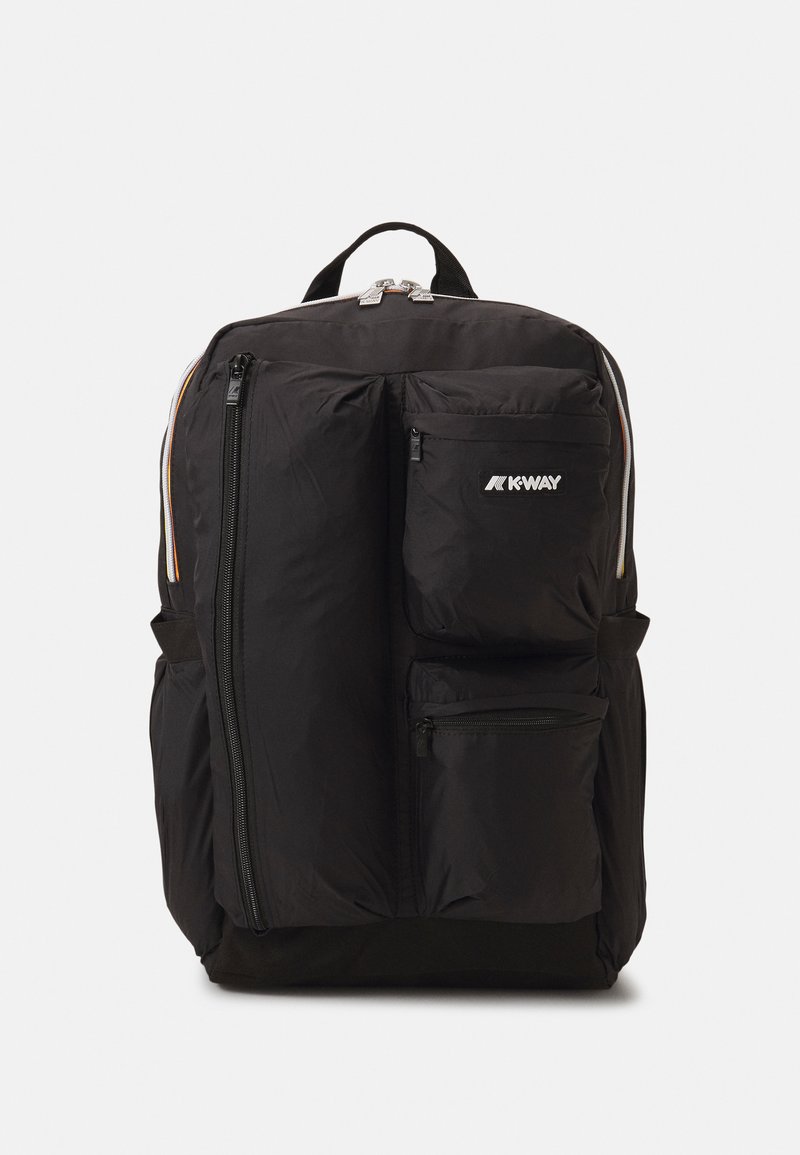 Zaino K-Way nero realizzato in tessuto leggero, con numerose tasche con cerniera, un manico superiore e dettagli colorati lungo le cerniere.