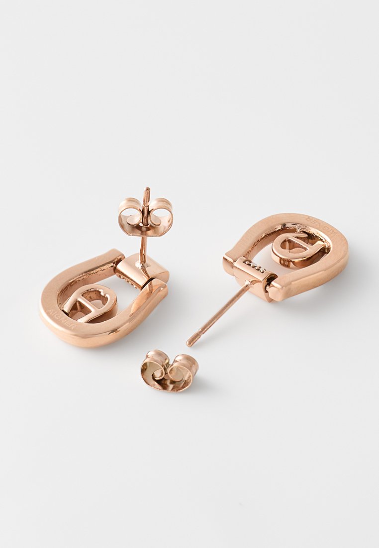 Ohrringe aus Roségold in einzigartiger Form mit einem Ausschnitt-Design. Sie verfügen über einen Stecker und eine Schmetterlingsverschluss für einen sicheren Sitz.