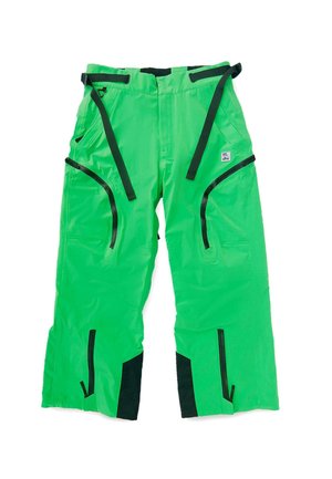 Grüne wasserdichte Hose mit schwarzen Akzenten, ausgestattet mit mehreren Reißverschlusstaschen und verstellbaren Riemen an Taille und Beinen. Hergestellt aus einem glänzenden Material.