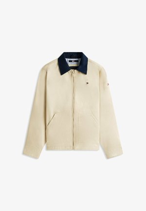 Beżowa kurtka na zamek z granatowym kołnierzem, dwoma przednimi kieszeniami, małym haftowanym logo na piersi i naszywką z logo na lewym rękawie.