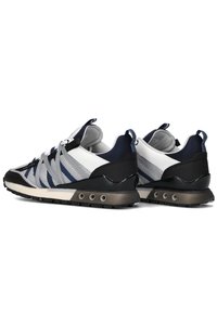 Sportschoenen met een bovenwerk van grijs mesh, marineblauwe accenten en een zwarte rubberen zool. Voorzien van een vetersysteem en een gestructureerde tussenzool met luchtgaatjes.