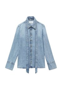 Chemise en denim bleu clair à manches longues avec fermeture à boutons sur le devant, col pointu et bretelles verticales en denim prolongées le long de la ligne de boutons.