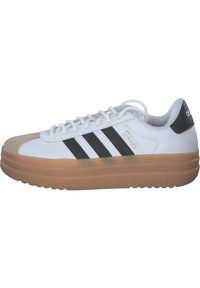 Biała sneaker z szarym noskiem i czterema czarnymi paskami. Posiada grubą, przezroczystą gumową podeszwę. Logo po boku i na pięcie w kolorze czarnym.