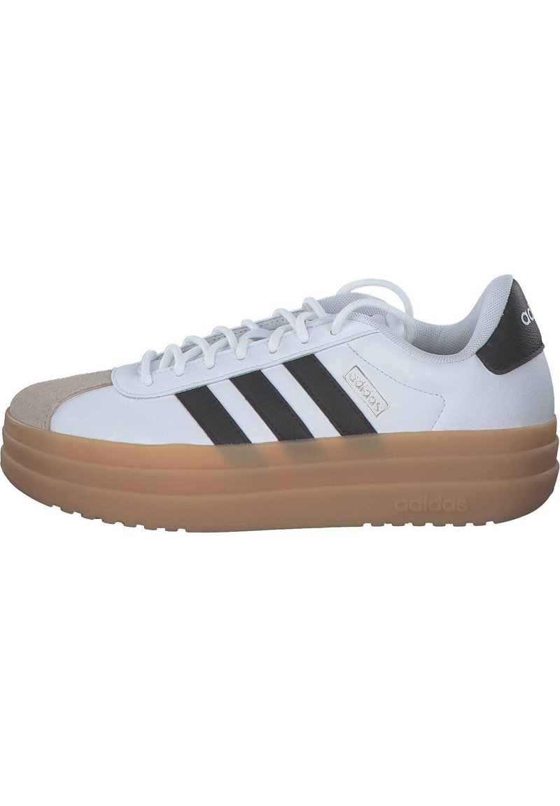 Biała sneaker z szarym noskiem i czterema czarnymi paskami. Posiada grubą, przezroczystą gumową podeszwę. Logo po boku i na pięcie w kolorze czarnym.