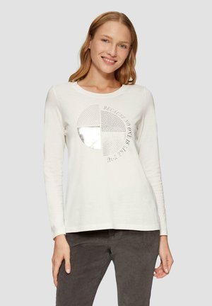 Langärmliges weißes T-Shirt aus weichem Stoff, mit einem zirkulären Graf designe, das metallische Akzente und Text in einer modernen Schriftart zeigt.