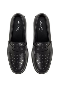 Zwarte leren instap schoenen met ronde uitsparingen en zilverkleurige studs. Ronde neus, gestikte accenten en gedetailleerde merkzool.