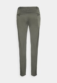 Pantalon vert olive ajusté avec passants pour ceinture, deux poches passepoilées à l'arrière avec boutons et jambes fuselées.