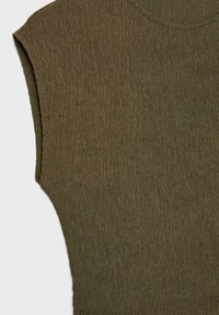 Khaki top s textúrovaným, krčeným materiálom. Má krátke rukávy a okrúhly výstrih. Materiál vyzerá jemne a ľahko.
