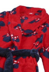 Accappatoio in pile rosso caratterizzato da un motivo floreale blu e bianco, con colletto a scialle, cintura da annodare e due tasche frontali. Tessuto morbido e strutturato.