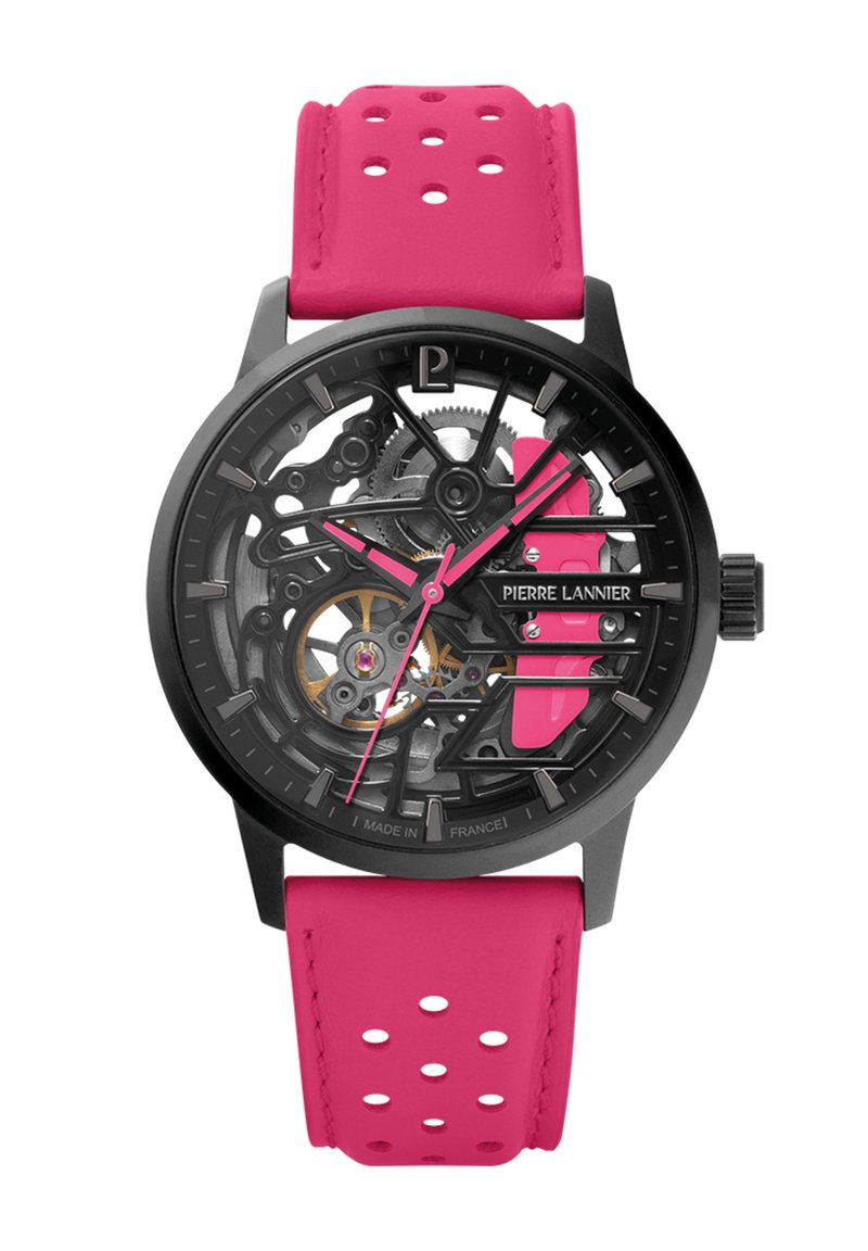 Montre squelette noire avec un bracelet en silicone perforé rose. Présente des engrenages visibles et un design minimaliste avec des accents rose et argent.