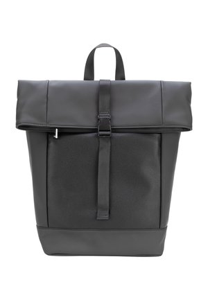 Schwarzer Rolltop-Rucksack mit strukturiertem Frontpaneel, verstellbarem Riemen mit Schnalle und Tragegriff oben vor weißem Hintergrund.