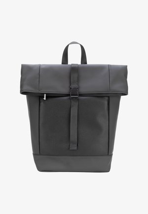 Schwarzer Rolltop-Rucksack mit strukturiertem Frontpaneel, verstellbarem Riemen mit Schnalle und Tragegriff oben vor weißem Hintergrund.