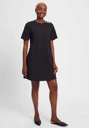 Schwarzes Kurzarmkleid mit rundem Halsausschnitt und drei dekorativen Knöpfen an der Schulter. Hergestellt aus weichem Stoff, knielanges Design.